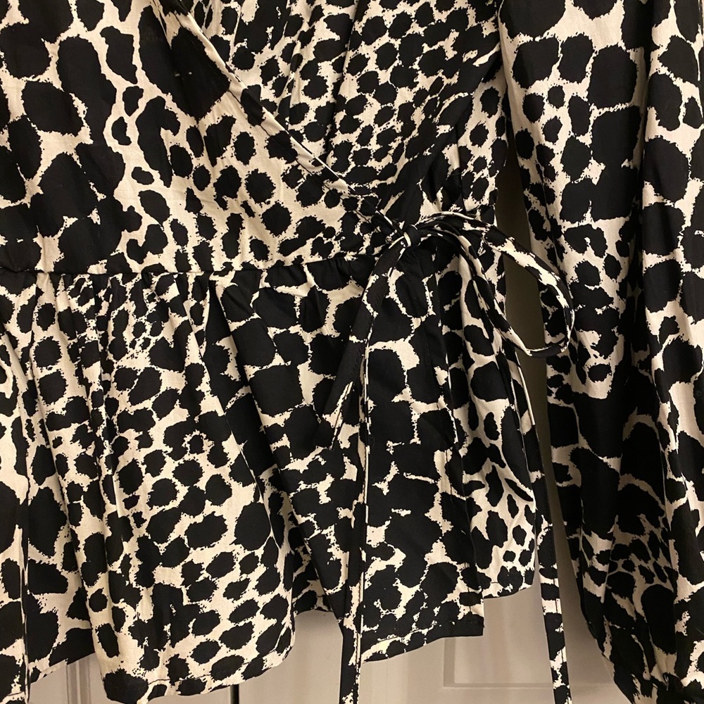 NWT Who What Wear Leopard Print Wrap Top - Picture 4 of 6